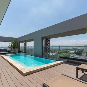 https://modern-luxury-condo-with-pool-gym.comcaribbean.com